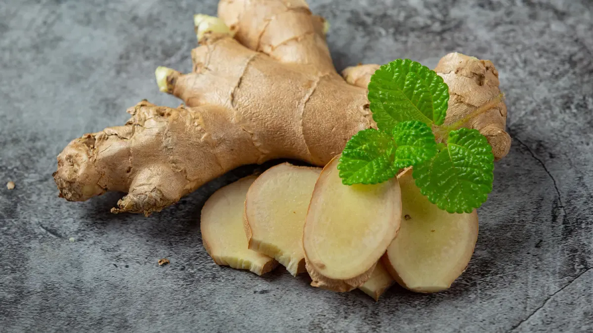 073338900_1695029639-honey-lemon-ginger-juice-food-beverage-products-from-ginger-extract-food-nutrition-concept.jpg