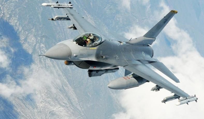332-_tni_au_tampilkan_atraksi_f16_fighting_falcon_foto_ilustrasi_suaranusantaraco.png