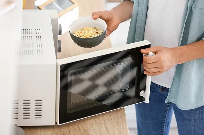 Cek-Fakta-Microwave-Dapat-Merusak-Kandungan-Gizi-dalam-Makanan_.jpg.webp