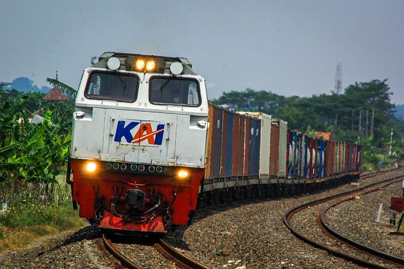 ada-ka-barang-model-baru-truk-langsung-naik-ke-gerbong-cZuPwOQvn9.jpg