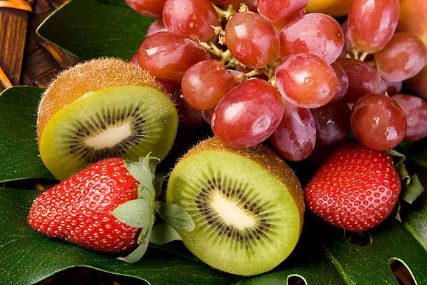 anggur-buah-kiwi-dan-stroberi.jpg