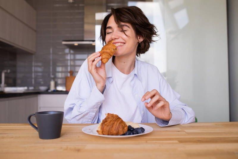 cara_makan_croissant_3_570b5c4f5e_VLsD4bO9o.jpg