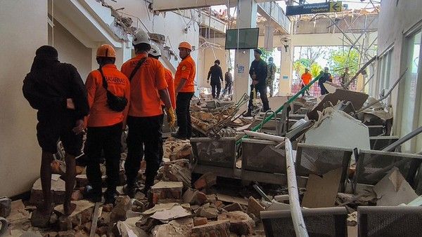 dampak-gempa-bumi-di-pelabuhan-laurentius-say-ntt-1786780387244_169.jpeg