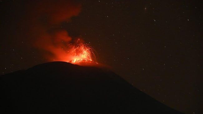 gunung-ili-lewotolok-di-ntt-erupsi-dengan-kolom-abu-500-meter-dok-akun-x-badan-geologi-1788711685551_169.jpeg