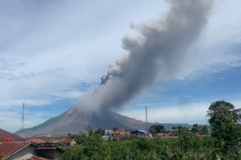 gunung-sinabung-erupsi-naik-status-jadi-level-siaga-ott.jpg
