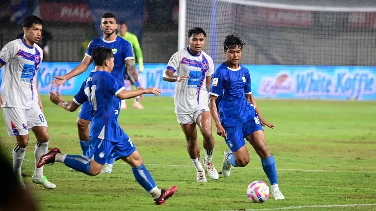 jadi-tuan-rumah-persib-tantang-arema-fc-di-laga-pembuka.webp