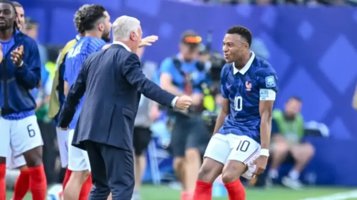 kylian-mbappe-lari-menghampiri-pelatih-didier-deschamps-usai-cetak-gol-ke-gawang-swedia-sportmole-NCh0f.webp