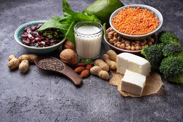lentil-buncis-kacang-kacangan-bayam-tahu-brokoli-dan-biji-chia-sumber-protein-vegan-s_82893-3183.jpg