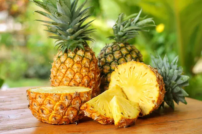 manfaat-rutin-konsumsi-buah-nanas-untuk-kolesterol-halodoc.jpg.webp