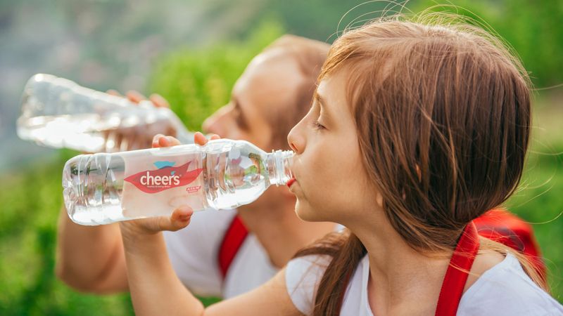 membiasakan-anak-minum-air-copy.jpg