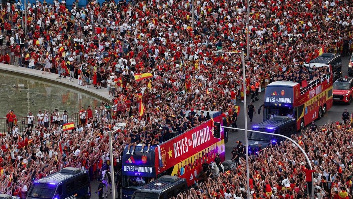parade-spanyol-juara-piala-dunia-2026-1784594532600_169.jpeg