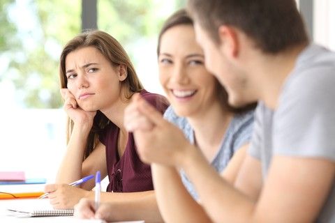 tanda-tanda-orang-lain-iri-kepadamufoto-onlinepsychologydegreeinfo.jpeg